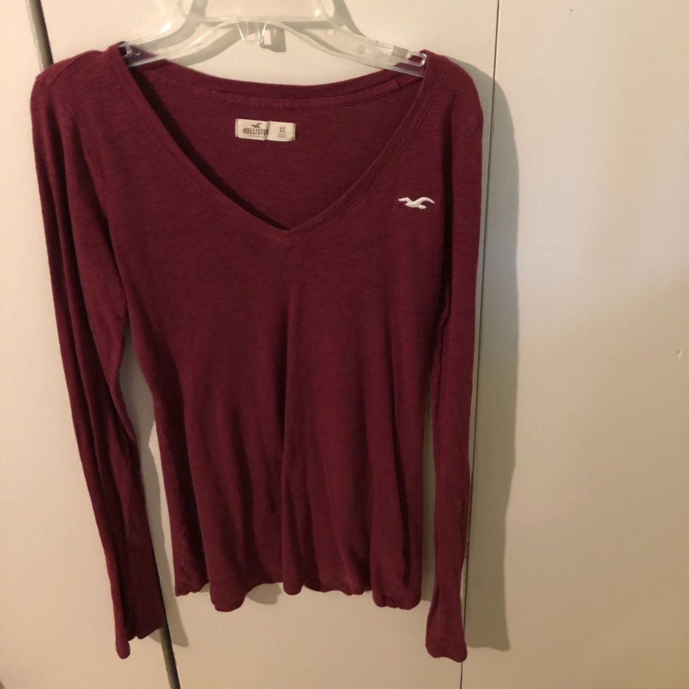 Maroon classic v-neck Hollister shirt
